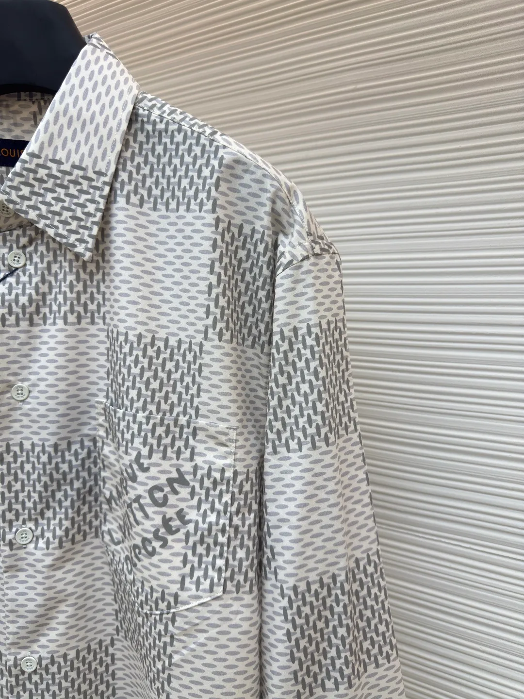 LOUIS VUITTON plain large checkered shirt ●Authentic product: purchased and developed for 10200 ●Item number: 1680321-B05 ●Fabric: polyester fiber fabric ●Technology: made on positioning cutting machine ●Version: fitted version ●Weight: about 300 grams ●Size: XS-S-M-L ●Description: The fabric is made of 40s*40s pure cotton plain fabric with a warp and weft density of 140*140. We purchased the Y version of the scanned pattern for printing, using semi-bleached cloth. Each position of the paper pattern positioning flower perfectly restores the Y version of the flower position. It is printed with digital paint direct-injection printing technology, and the laser burnt pattern is precisely cut into pieces. The left and right panels are designed with restored flowers. The sleeves and cuffs of the collar, seat, and back are made with positioning patterns based on the original pattern, and the buttons are hand-sewn with white hand-sprayed glossy paint. The overall wiring is straight and delicate, the fabric is comfortable and soft, and the color is consistent without color difference. It can be matched with the same style to create a fashionable look and control various occasions. Customized accessories, complete with three standards, same style for men and women!